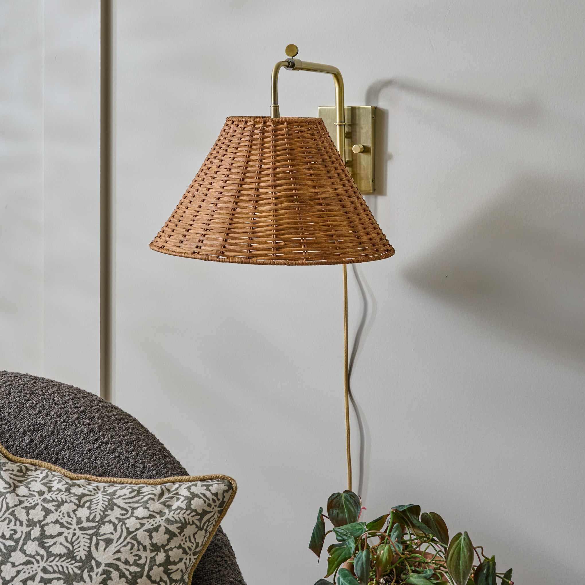 OdetteSwivelWallSconce_RattanShadeKR